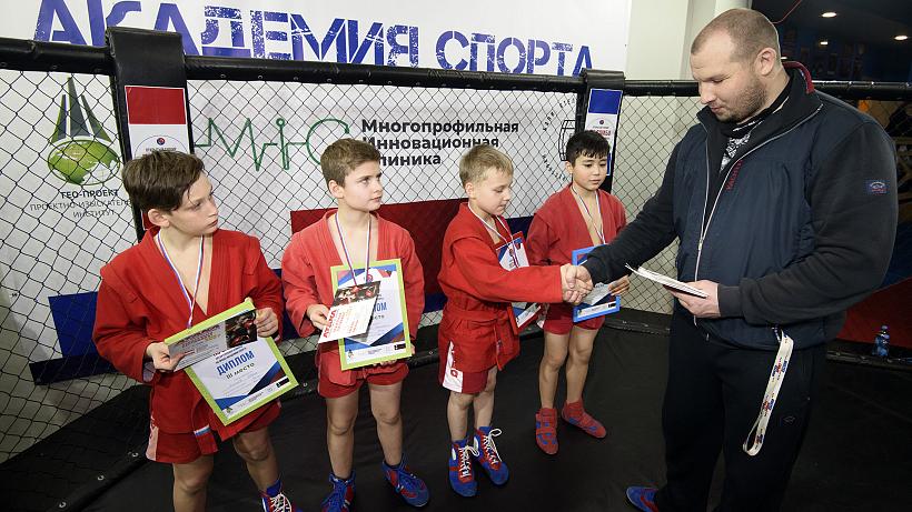 Открытый детский турнир по самбо среди клубных команд состоялся в Петергофе при поддержке компании «ГЕО-ПРОЕКТ»