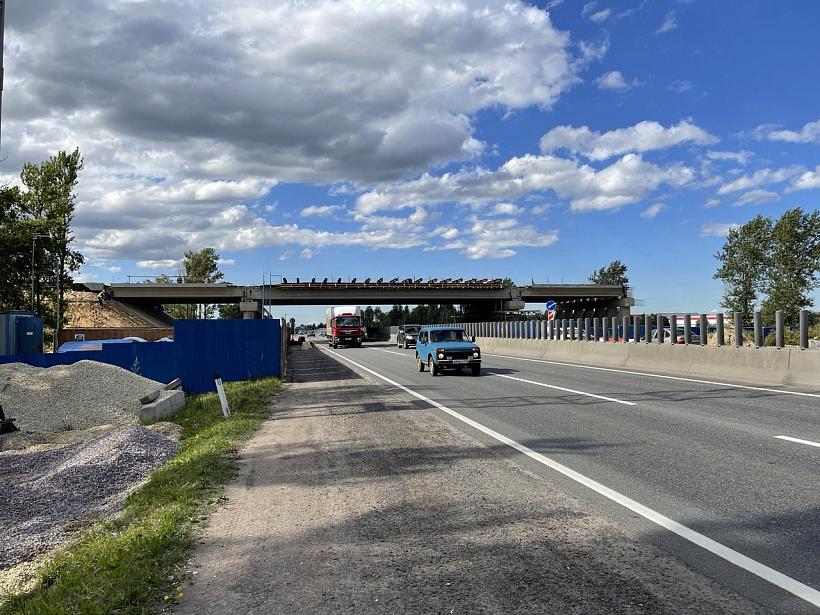 На 672 км федеральной трассы М-10 «Россия» активными темпами ведется строительство развязки с направленными съездами, запроектированной «ГЕО-ПРОЕКТом»