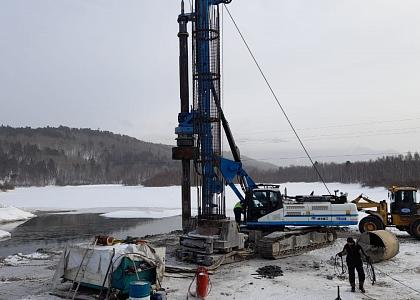 В ходе реконструкции ремонтонепригодного моста через реку Переемная на км 224+808 трассы Р-258 «Байкал» выполняются работы по сооружению опор 