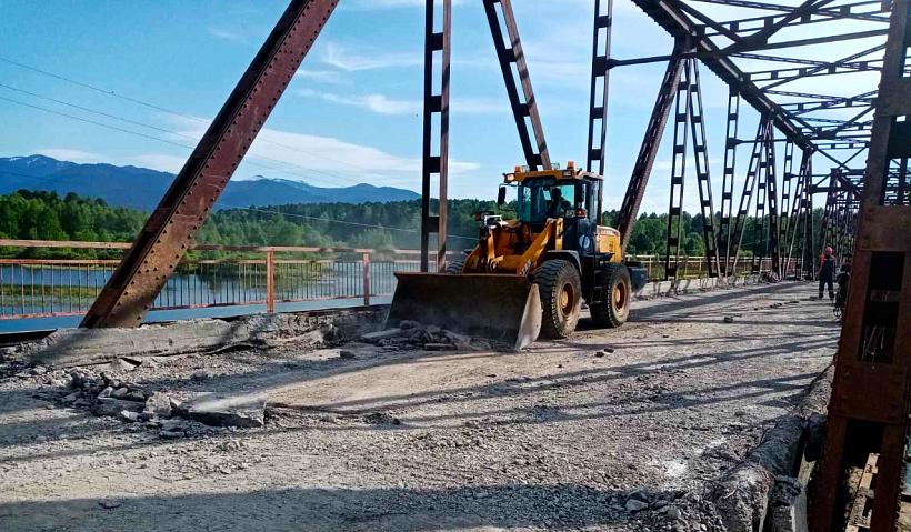В ходе реконструкции моста через реку Переемная выполняется демонтаж ремонтонепригодного сооружения