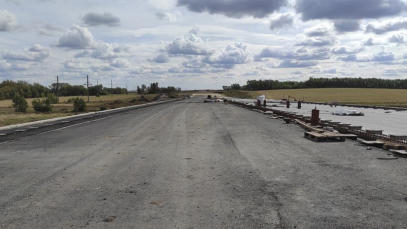На участке трассы М-5 «Урал» км 466 - 487 полным ходом идут работы по устройству основного хода дороги и возведению искусственных сооружений