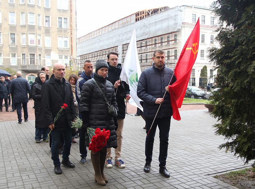 ГЕО-ПРОЕКТ ПРИНЯЛ УЧАСТИЕ В ТОРЖЕСТВЕННОМ МЕРОПРИЯТИИ У  МЕМОРИАЛЬНОЙ ДОСКИ «ПАМЯТИ ДОРОЖНИКОВ ЛЕНИНГРАДА  И ЛЕНИНГРАДСКОГО ФРОНТА»