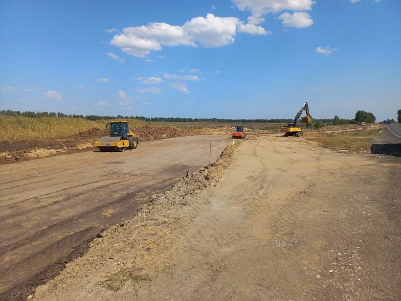 На участке трассы М-5 «Урал» с 411 по 466 км, запроектированного «ГЕО-ПРОЕКТом», продолжаются работы по возведению транспортных развязок и моста через р. Вад 