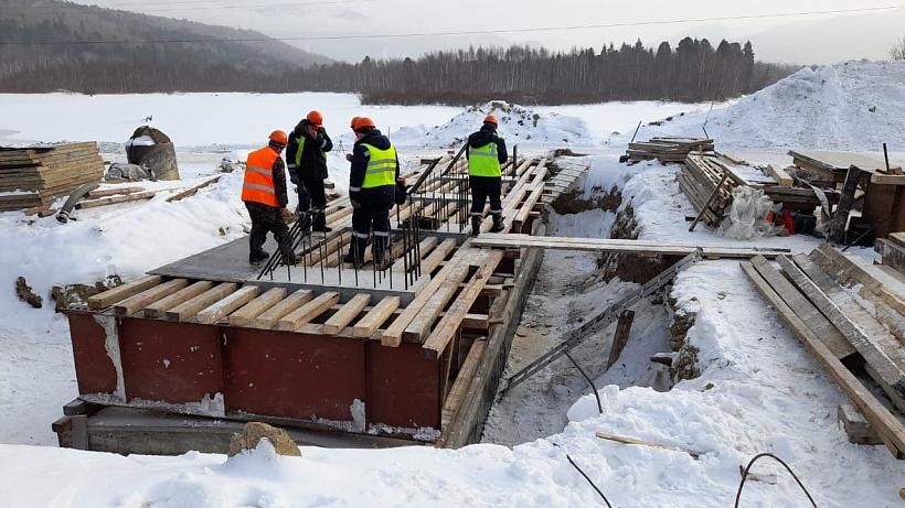 В ходе реконструкции ремонтонепригодного моста через реку Переемная на км 224+808 трассы Р-258 «Байкал» выполняются работы по сооружению опор 