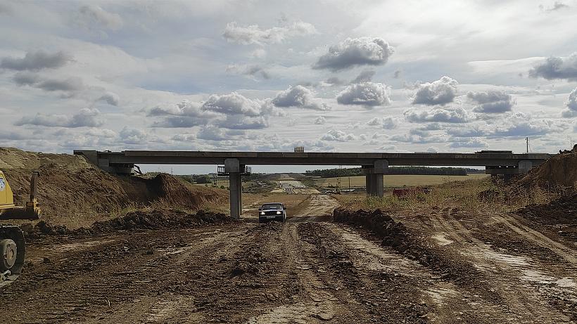 На участке трассы М-5 «Урал» км 466 - 487 полным ходом идут работы по устройству основного хода дороги и возведению искусственных сооружений
